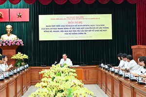 市委书记阮文年出席胡志明市现场直播点并主持会议。