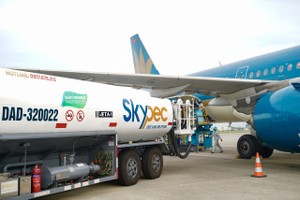 2025年6月5日，一辆可持续航空燃料 (SAF) 油罐车为一架国内航班的飞机加油。