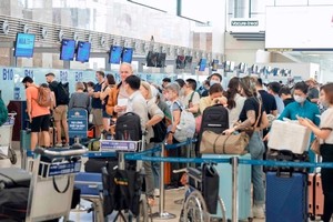 机场人潮络绎不绝。