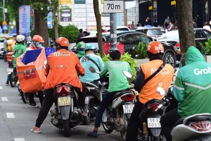 骑着各种摩托车的配送员们。（示意图：互联网）