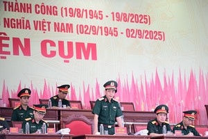 图：武越雄少将在联合演练中发表讲话。