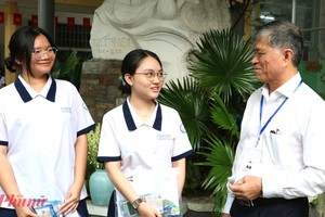 市教育与培训厅厅长前往考点鼓励考生顺利应考