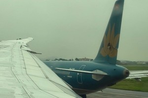 内牌机场两飞机在滑行道碰撞