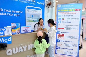 守德市立医院的医务人员正在对使用电子医保卡诊治病的病人咨询。（陈明 图/文）