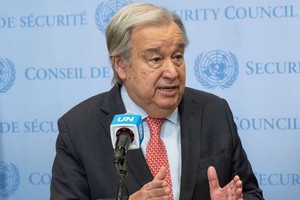 古特雷斯在纽约联合国总部向媒体发表讲话。（图：联合国）