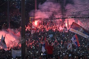 2025年6月28日，抗议者聚集在贝尔格勒市中心，点燃照明弹，挥舞旗帜，向民粹主义政府发出“最后通牒”，要求提前举行选举。（图：Getty Images）