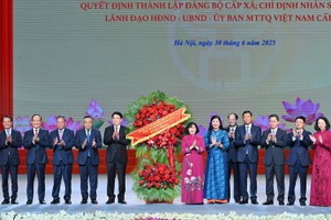 全国各地同时举行两级地方政府人事决定公布仪式