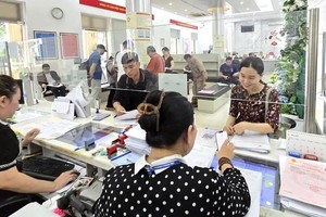 第一郡公共行政中心的公务员为民众办理行政手续；自2025年7月1日起，该中心将更名为西贡坊公共行政中心。（图：爱仁）