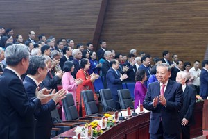 党中央总书记苏林出席在胡志明市举行的行政单位合并决议公布仪式。（图：越通社）