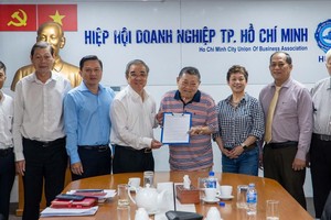 市商会主席阮玉和向由杭慰瑶先生为首的临时执委会颁发决定书。