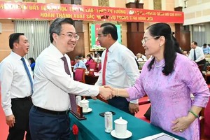 市领导出席会议。（图：越勇）