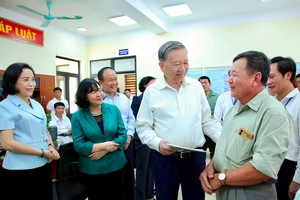 党中央总书记苏林与前来办理行政手续的河内民众交谈。