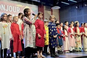 越南和法国儿童一起表演Bonjour Vietnam。（图：越通社）