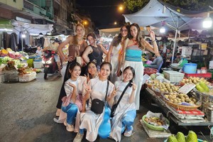 国际游客兴致勃勃地体验西贡美食之旅。（图：XO Tourist）