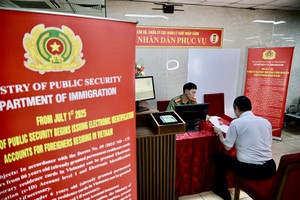 干部热情地指导并协助外国人进行申报。