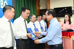 市人委会主席阮文得向干部颁授委任决定。