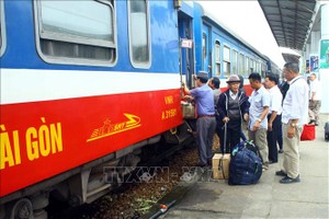 越南铁路总公司已批准为22列途经荣市车站的旅客列车加挂3节车厢的方案。（图：越通社）