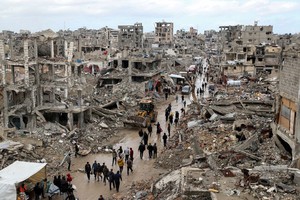 哈马斯星期一指责以色列违反停火协议，图为巴勒斯坦民众返回加沙北部。（图：路透社）