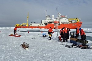 韩破冰科考船“ARAON”号北极科考活动现场。