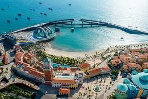 图为富国特区安泰坊黄昏市镇一景。