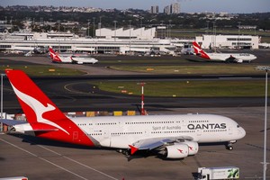 这张2020年3月18日的资料照片显示，多架澳洲航空客机停在澳大利亚悉尼机场。（图：新华社）