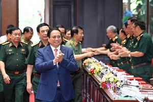 范明政总理和各位代表出席会议。