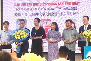 中国驻本市总领馆副总领事徐州（右一）向各位多年来为越中文学交流作出贡献者赠送纪念章。