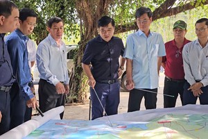 同奈省人委会领导班子考察架设马陀桥位置。