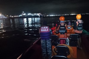 救援人员在沉船事故发生后组织搜救。（图：互联网）