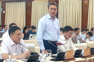 公安部办公厅主任、公安部发言人阮国瓒少将（站）在新闻发布会上发言。（图：廷协）