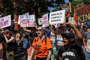 7月4日，反特朗普抗议活动人士在华盛顿特区游行至白宫。 （图：路透社）