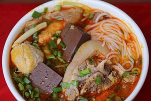 美味的顺化牛肉米线。