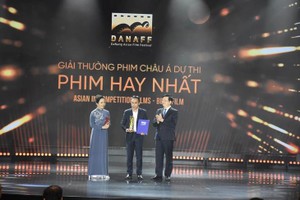 政府副总理梅文政（右）和越南电影发展促进协会主席吴芳兰向《嫂子》代表颁发最佳亚洲电影奖。（图：樱桃）