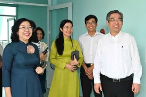 市委副书记阮福禄（右一）亲往考察和兴坊。（图：越勇）