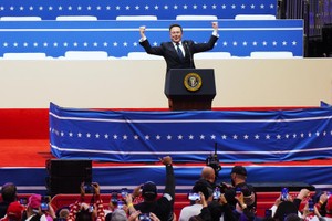 这是1月20日埃隆·马斯克在美国首都华盛顿第一资本体育馆讲话的资料照片。（图：新华社）