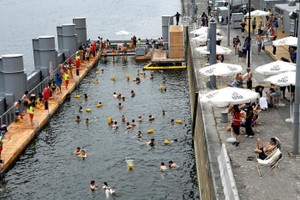 民众在河中一处对外开放的公共区域内游泳。（图：中新社）
