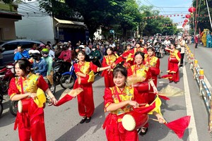 清平及光正华文学校文艺队参加迎神出巡游行。