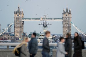 图为行人走在英国伦敦桥上。（图：新华社）