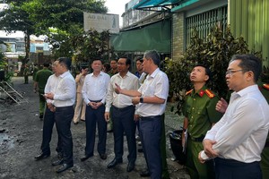 市人委会主席阮文得亲临火警现场检查。
