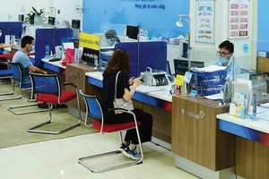 民众在越南工商银行进行交易。