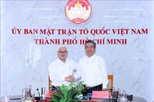 本市国会代表团团长阮文利与市委副书记、市越南祖国阵线委员会主席阮福禄合照。（图：越通社）