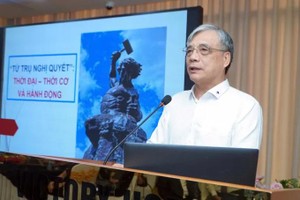 越南经济院原院长陈廷天在研讨会上发言。