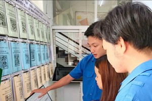 鸣凤坊越华青年志愿者协助民众。