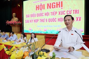 国会副主席阮克定在会上回答选民的提问。（图：越通社）