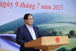 政府总理范明政主持会议并发表讲话。（图：VGP）