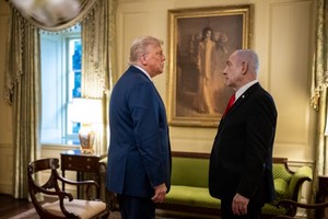 当地时间7月7日，特朗普总统与以色列总理内塔尼亚胡在白宫共进晚餐前进行私人交谈。(图：白宫官方)