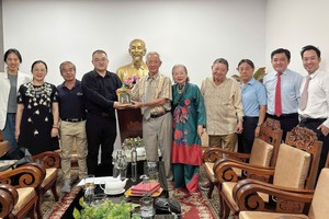 市越中友协与中国广西社会科学院代表团互赠纪念品。