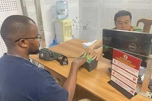 一名旅居本市的外国人被采集指纹，以获签发电子实名帐户。（市公安厅供图）。