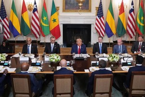 当地时间7月9日，美国总统特朗普在白宫会见非洲五个国家的领导人，表示美国要与他们加强经济合作关系。（图：AP）