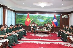 越南国防部副部长阮文贤中将礼节性拜见老挝国防部长坎良·奥萨宋。（图：越通社）
